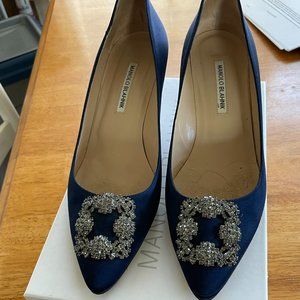 Manolo Blahnik Navy Satin Hangisi
